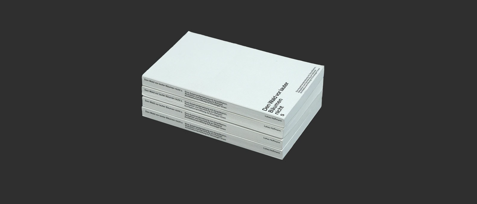 Stack of white softcover books titled Den Wald vor lauter Bäumen nicht s.